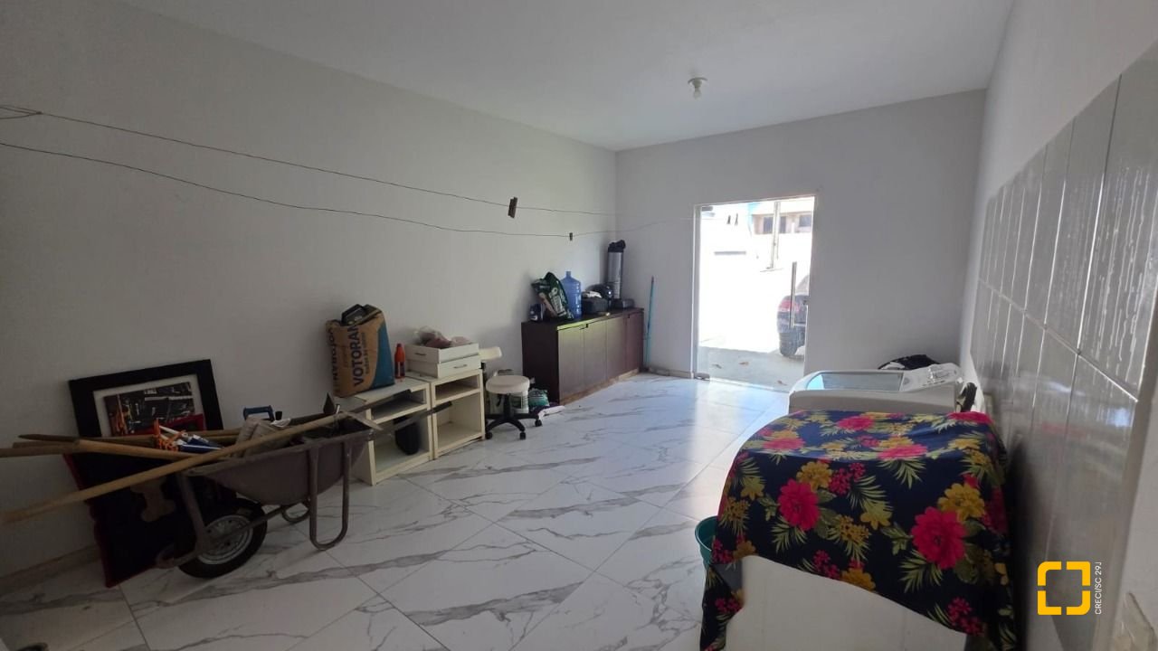 Casa com 101m², 4 quartos (sendo 1 suíte), 4 garagens, no bairro Carianos em Florianópolis