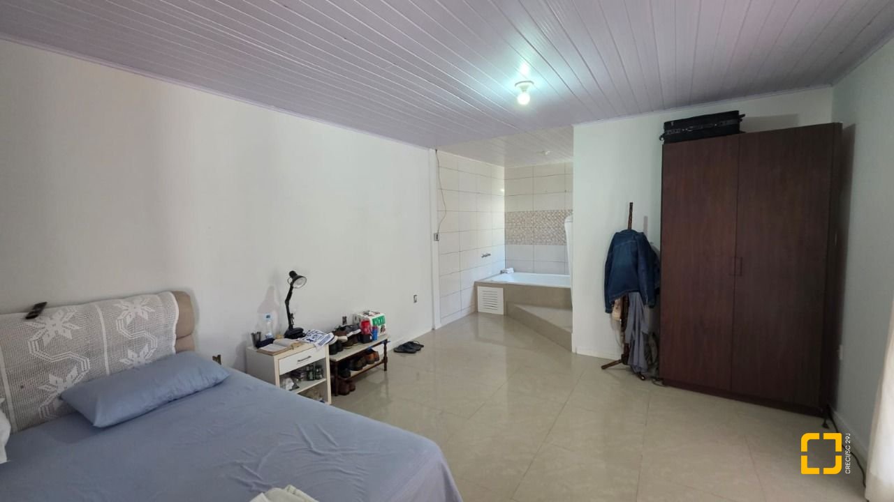 Casa com 101m², 4 quartos (sendo 1 suíte), 4 garagens, no bairro Carianos em Florianópolis