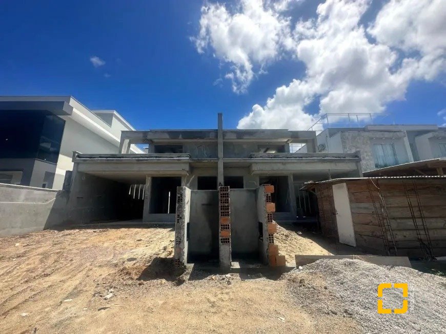 Casa com 111m², 3 quartos (sendo 1 suíte), 2 garagens, no bairro São João do Rio Vermelho em Florianópolis