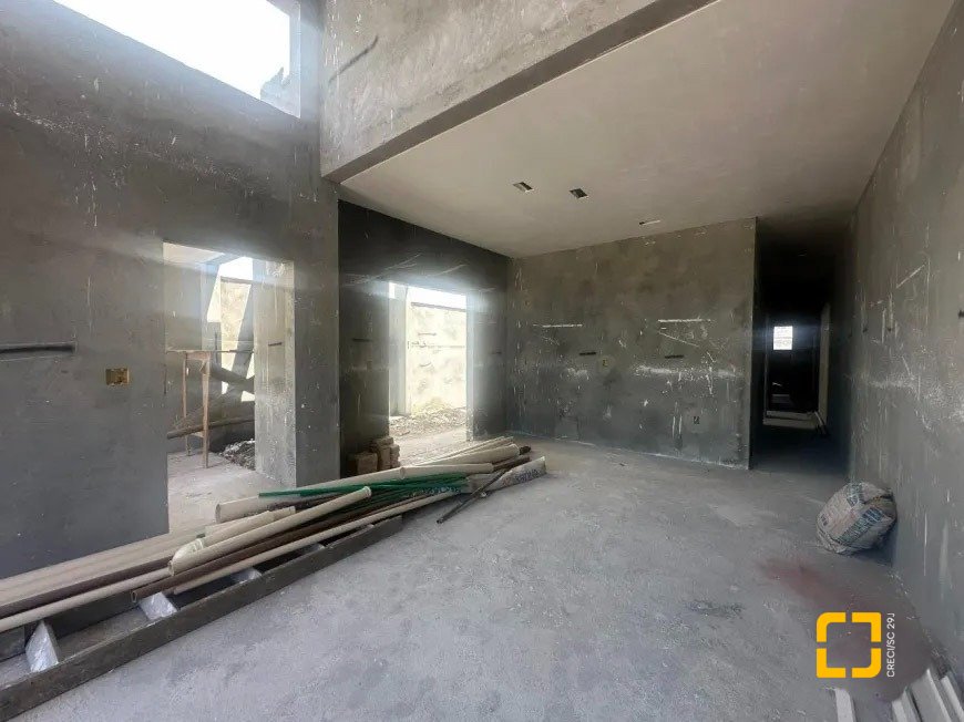 Casa com 111m², 3 quartos (sendo 1 suíte), 2 garagens, no bairro São João do Rio Vermelho em Florianópolis