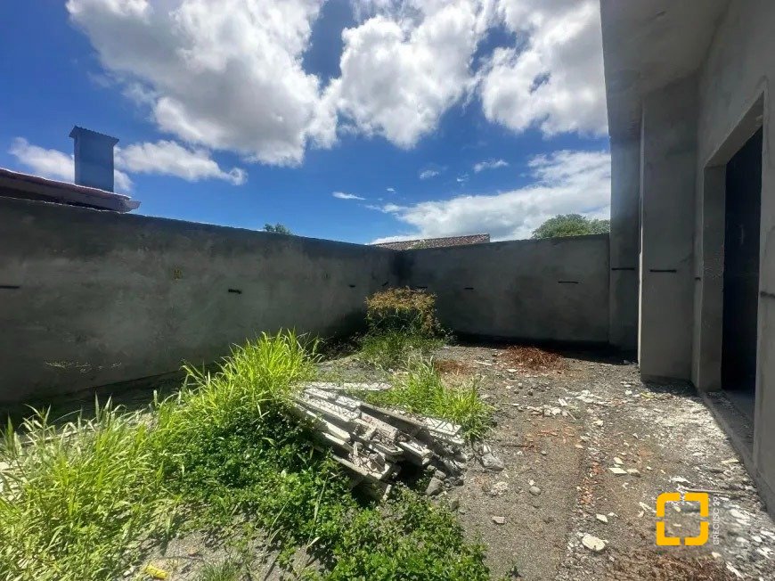 Casa com 111m², 3 quartos (sendo 1 suíte), 2 garagens, no bairro São João do Rio Vermelho em Florianópolis