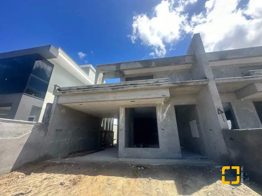 Casa com 111m², 3 quartos (sendo 1 suíte), 2 garagens, no bairro São João do Rio Vermelho em Florianópolis