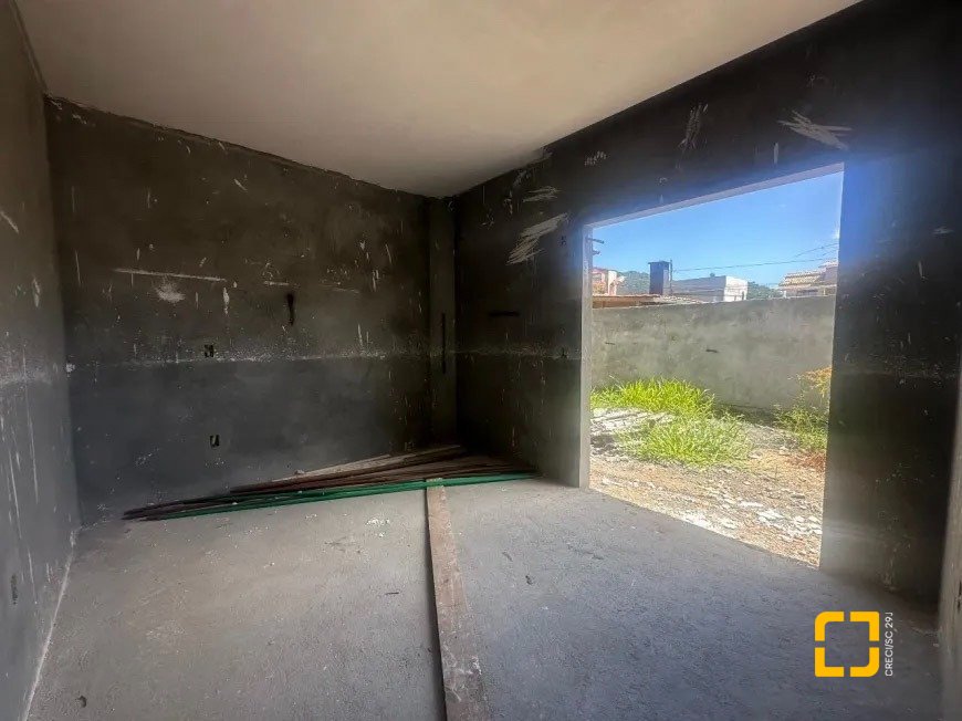 Casa com 111m², 3 quartos (sendo 1 suíte), 2 garagens, no bairro São João do Rio Vermelho em Florianópolis