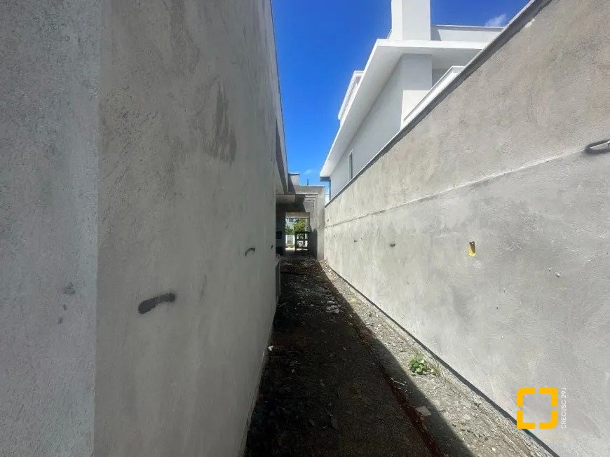Casa com 111m², 3 quartos (sendo 1 suíte), 2 garagens, no bairro São João do Rio Vermelho em Florianópolis