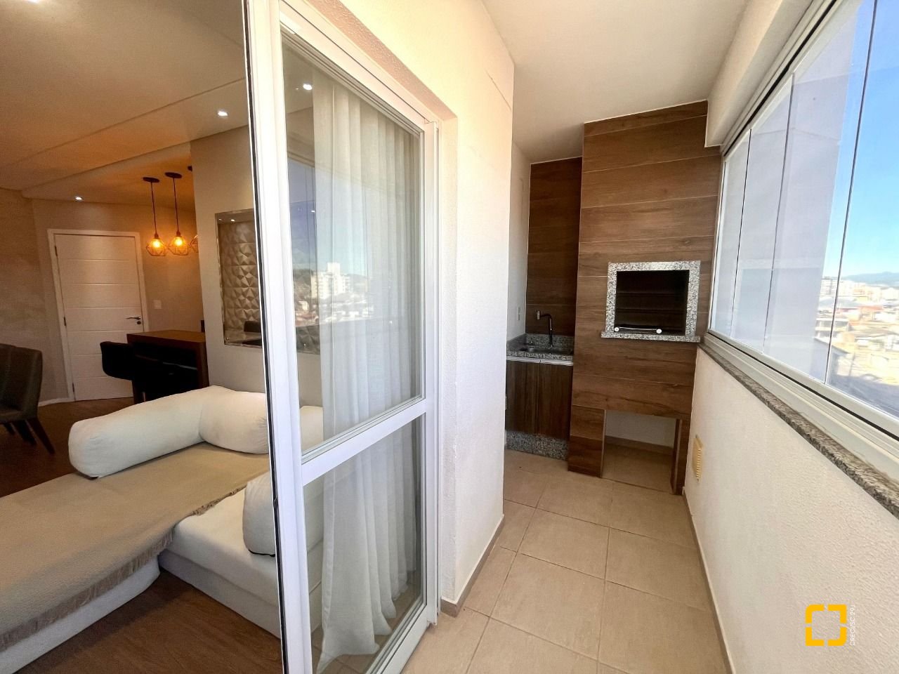 Apartamento com 57m², 2 quartos, 1 garagem, no bairro Barreiros em São José