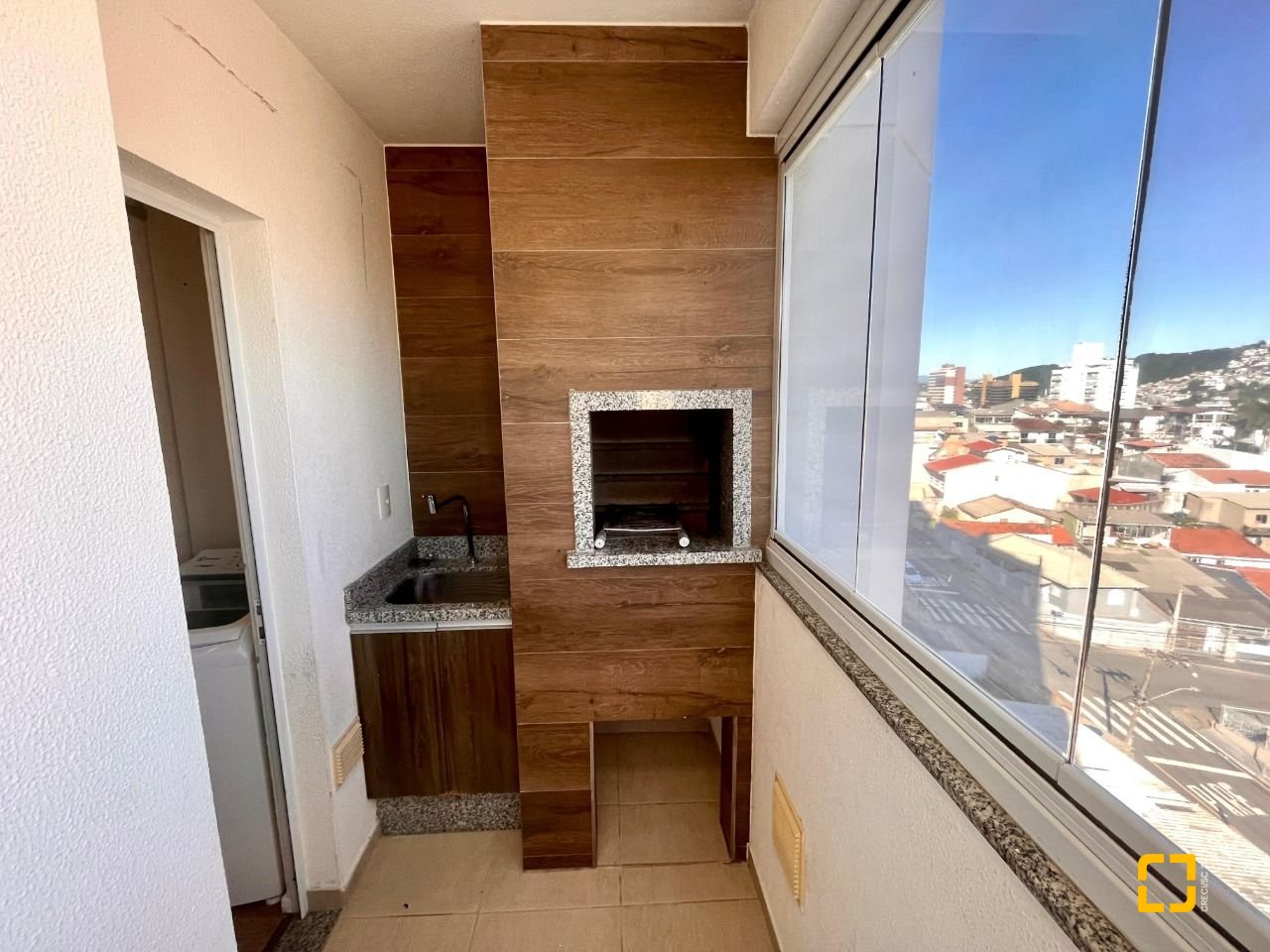 Apartamento com 57m², 2 quartos, 1 garagem, no bairro Barreiros em São José