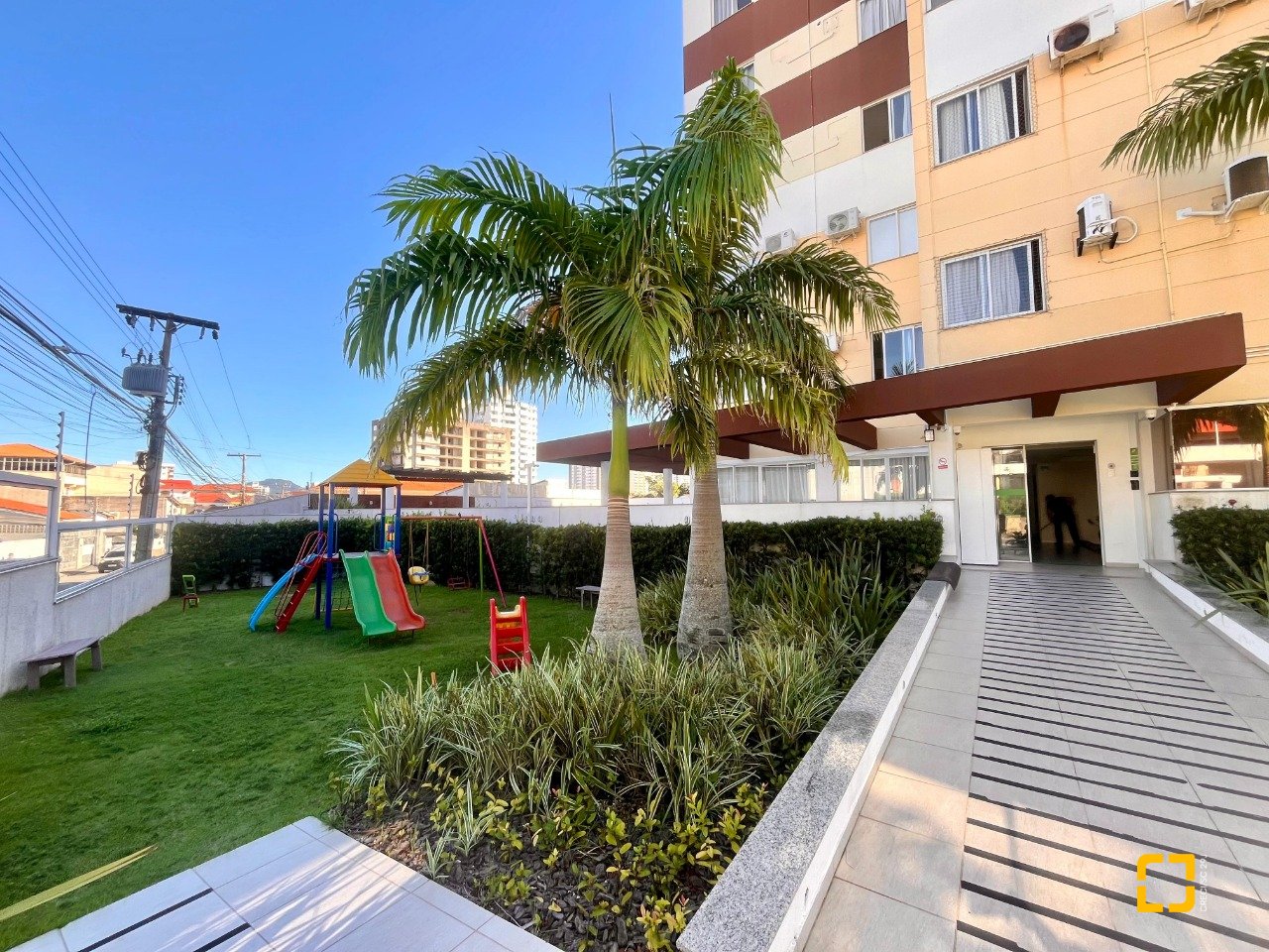 Apartamento com 57m², 2 quartos, 1 garagem, no bairro Barreiros em São José