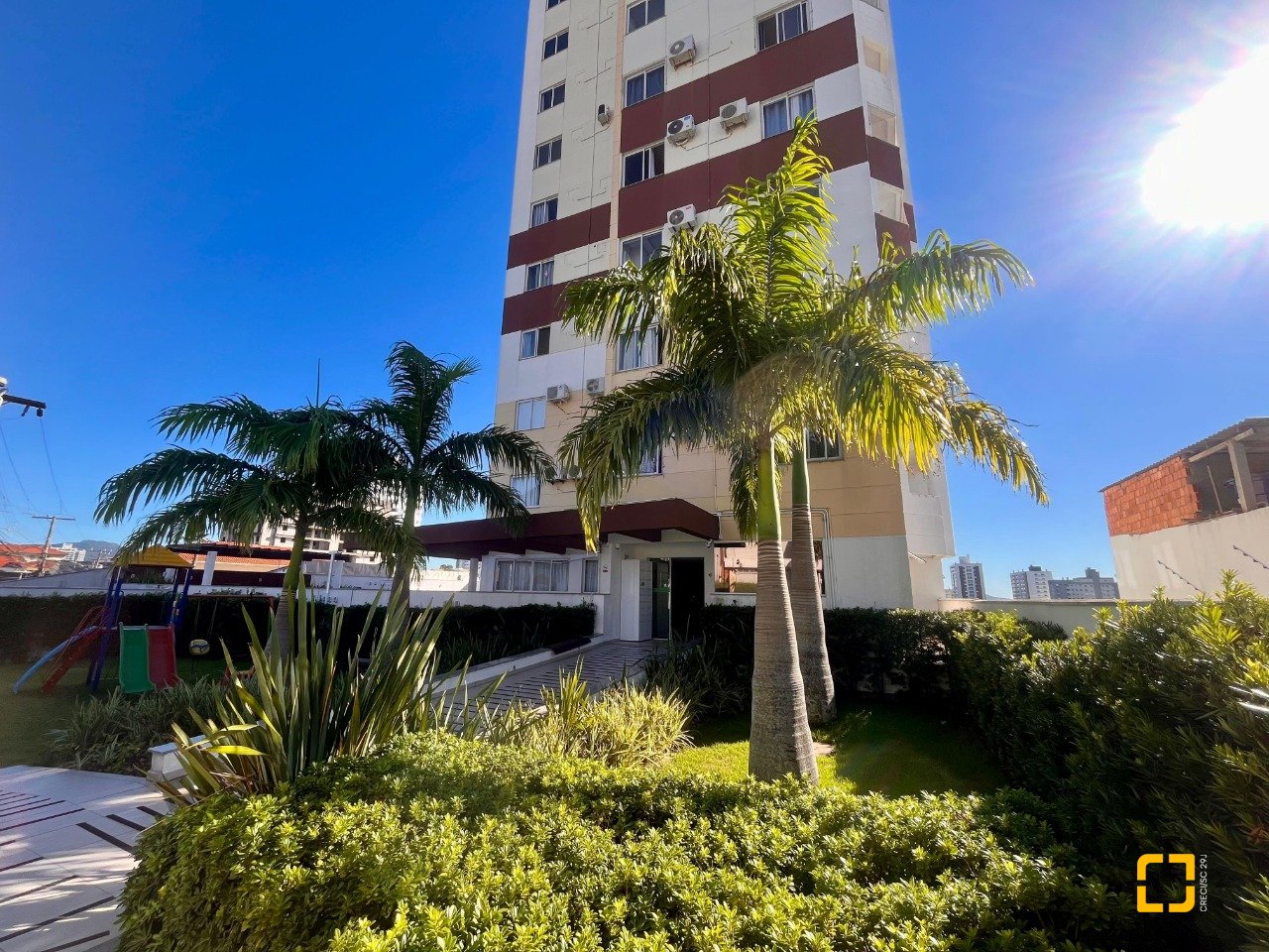 Apartamento com 57m², 2 quartos, 1 garagem, no bairro Barreiros em São José