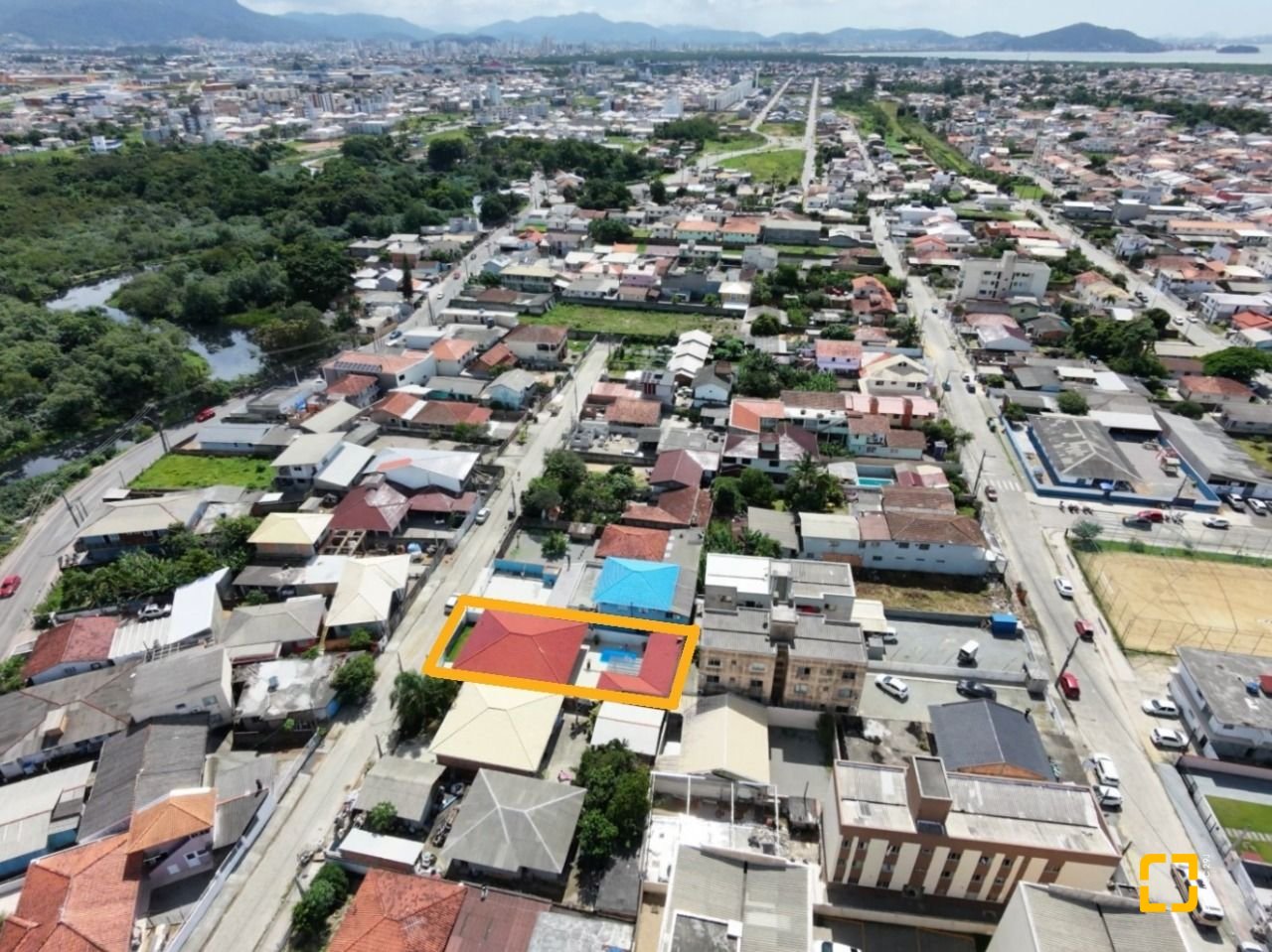Casa com 194m², 3 quartos (sendo 1 suíte), 3 garagens, no bairro Barra do Aririú em Palhoça