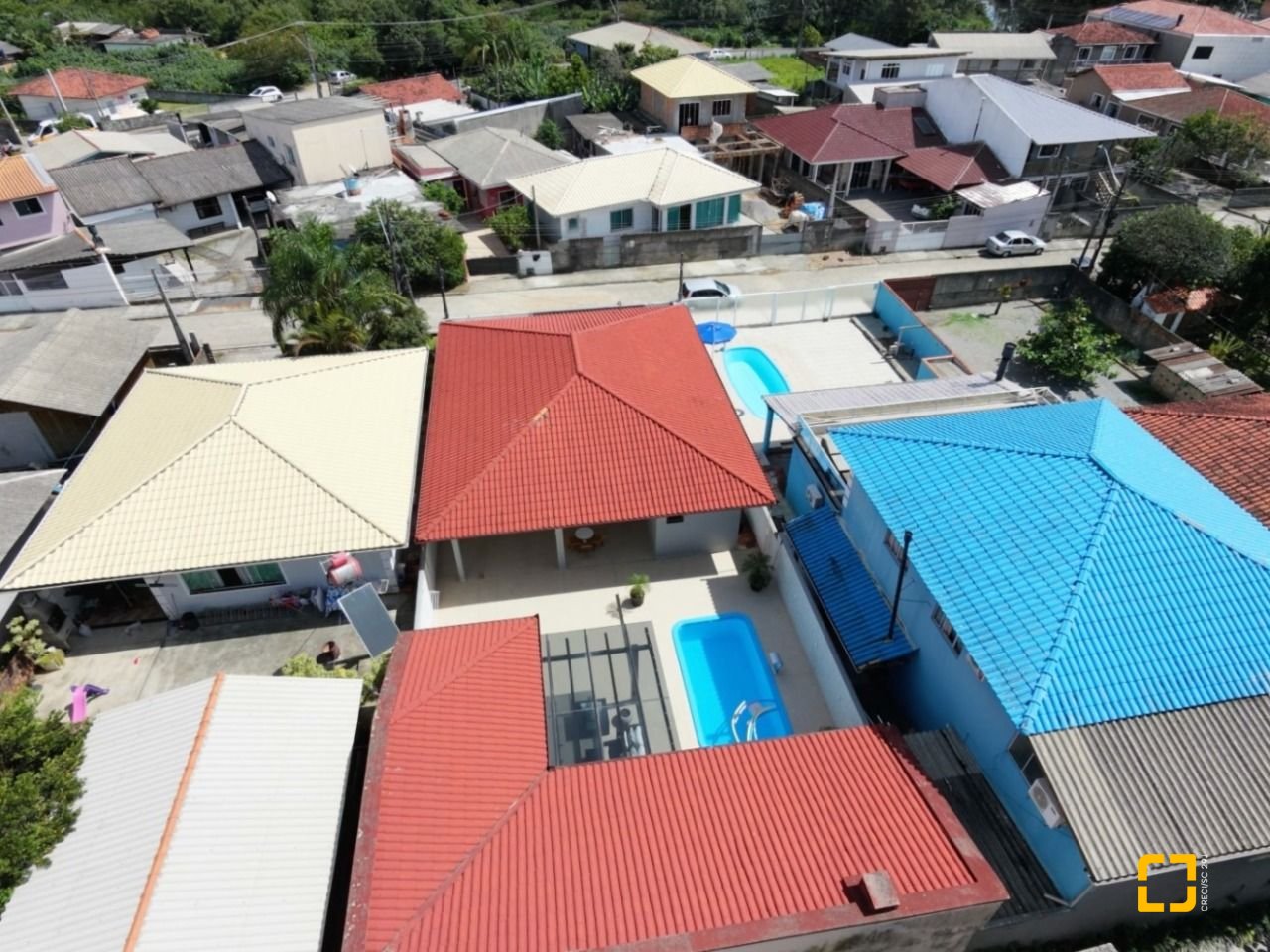 Casa com 194m², 3 quartos (sendo 1 suíte), 3 garagens, no bairro Barra do Aririú em Palhoça