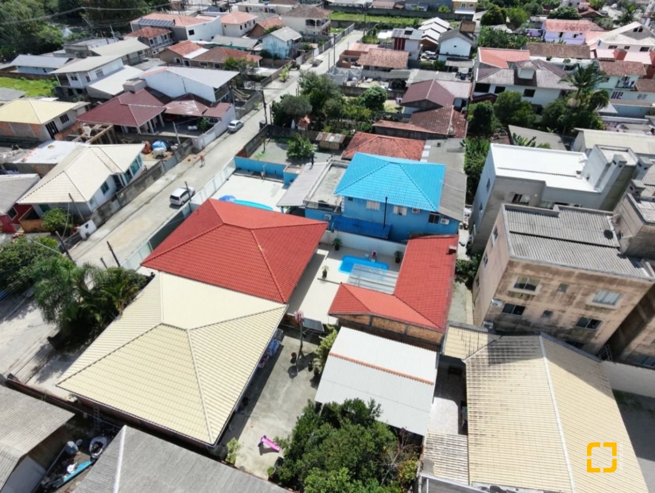 Casa com 194m², 3 quartos (sendo 1 suíte), 3 garagens, no bairro Barra do Aririú em Palhoça