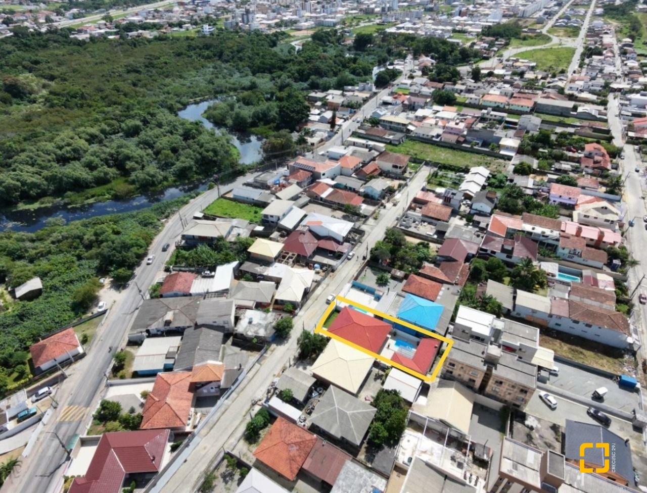 Casa com 194m², 3 quartos (sendo 1 suíte), 3 garagens, no bairro Barra do Aririú em Palhoça