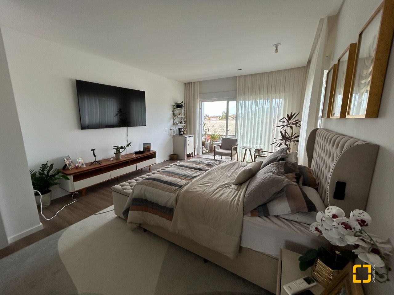Casa com 278m², 7 quartos (sendo 2 suítes), 4 garagens, no bairro Campeche em Florianópolis