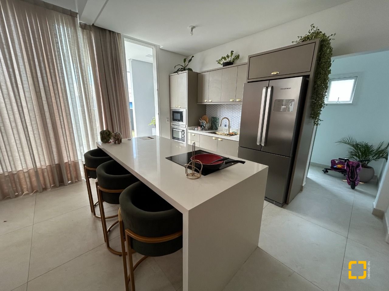 Casa com 278m², 7 quartos (sendo 2 suítes), 4 garagens, no bairro Campeche em Florianópolis