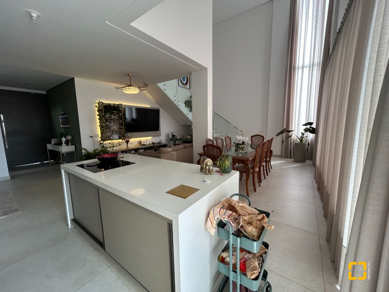 Casa com 278m², 7 quartos (sendo 2 suítes), 4 garagens, no bairro Campeche em Florianópolis