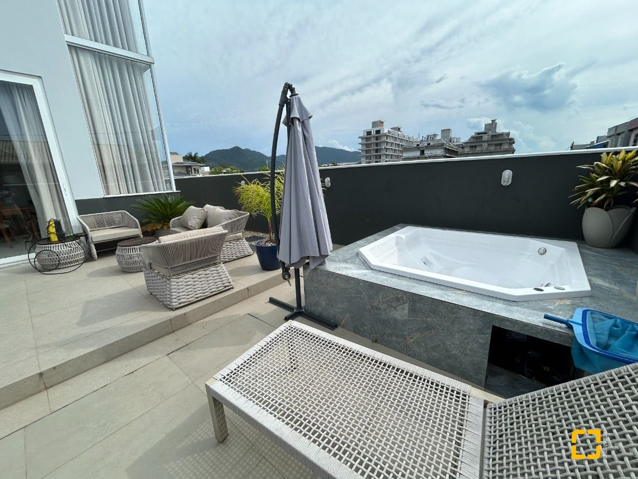 Casa com 278m², 7 quartos (sendo 2 suítes), 4 garagens, no bairro Campeche em Florianópolis