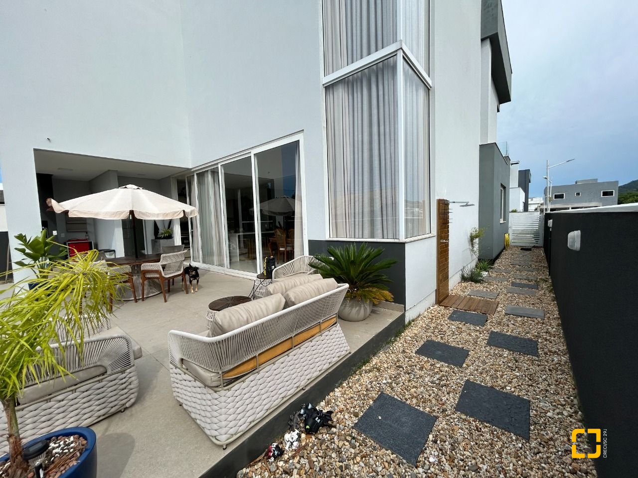 Casa com 278m², 7 quartos (sendo 2 suítes), 4 garagens, no bairro Campeche em Florianópolis
