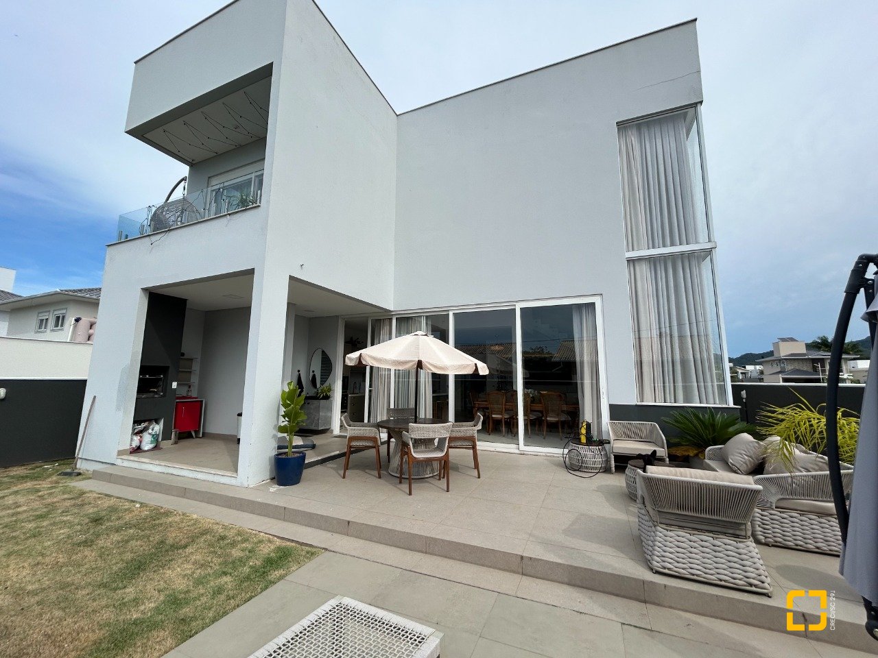 Casa com 278m², 7 quartos (sendo 2 suítes), 4 garagens, no bairro Campeche em Florianópolis