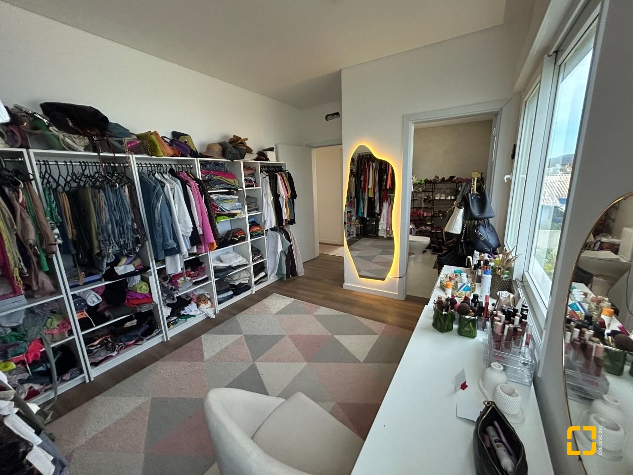 Casa com 278m², 7 quartos (sendo 2 suítes), 4 garagens, no bairro Campeche em Florianópolis