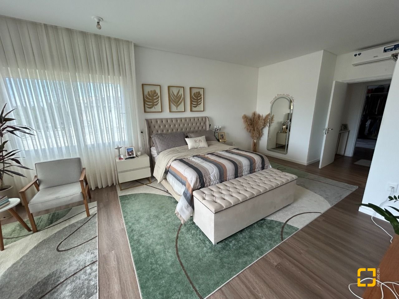 Casa com 278m², 7 quartos (sendo 2 suítes), 4 garagens, no bairro Campeche em Florianópolis
