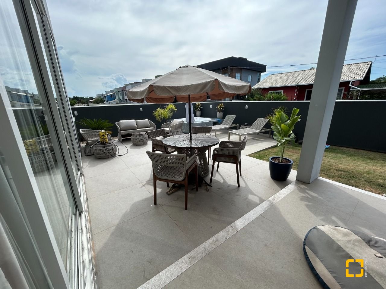 Casa com 278m², 7 quartos (sendo 2 suítes), 4 garagens, no bairro Campeche em Florianópolis