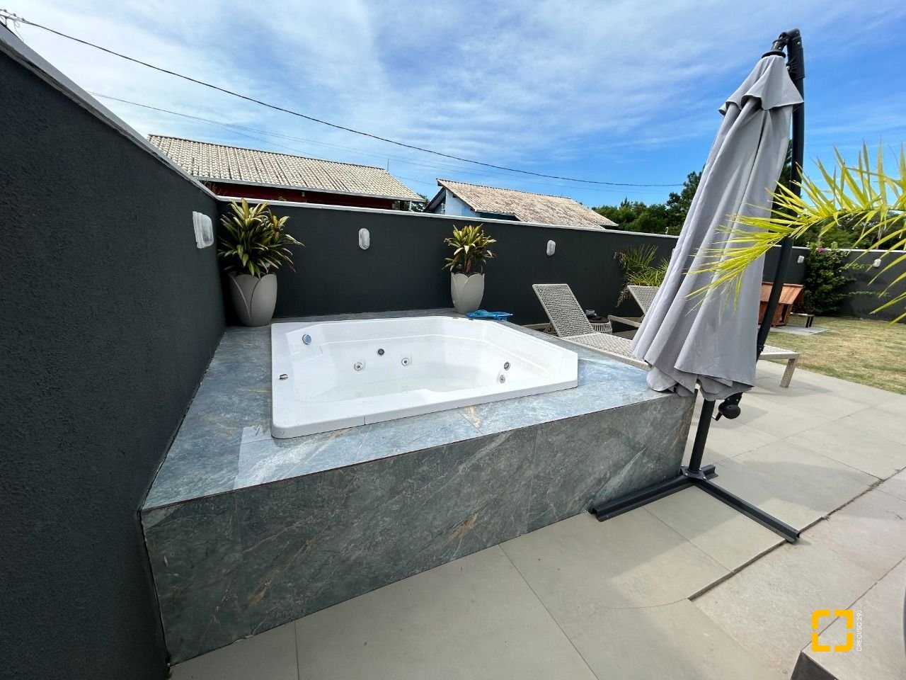 Casa com 278m², 7 quartos (sendo 2 suítes), 4 garagens, no bairro Campeche em Florianópolis