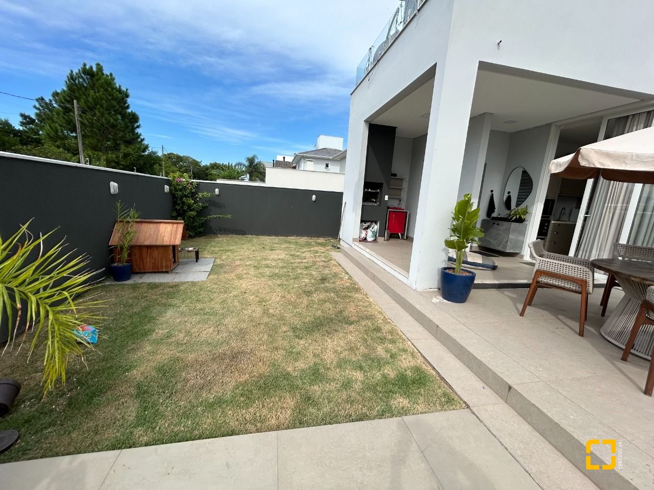 Casa com 278m², 7 quartos (sendo 2 suítes), 4 garagens, no bairro Campeche em Florianópolis