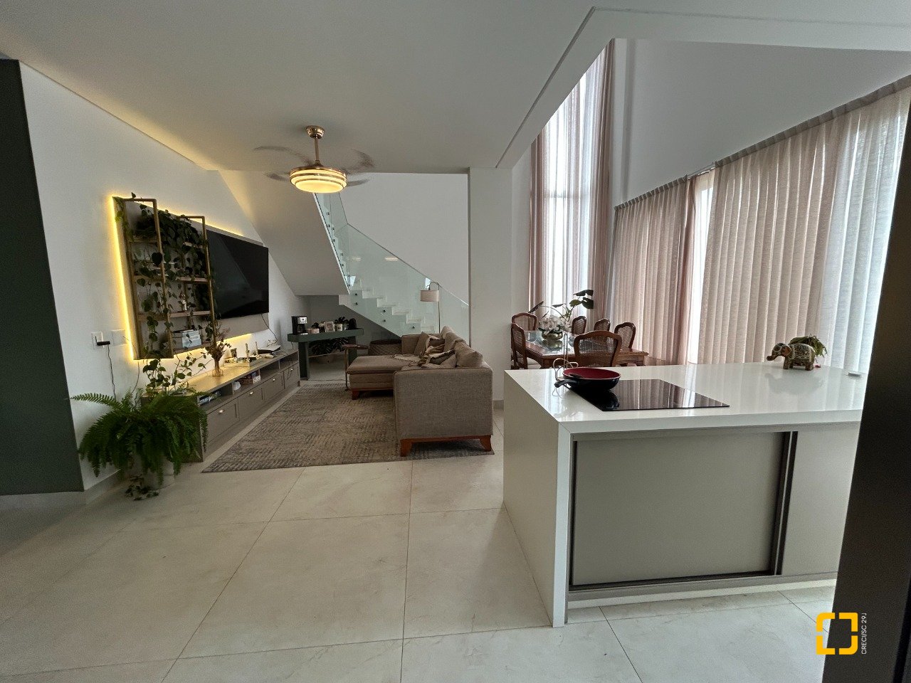 Casa com 278m², 7 quartos (sendo 2 suítes), 4 garagens, no bairro Campeche em Florianópolis