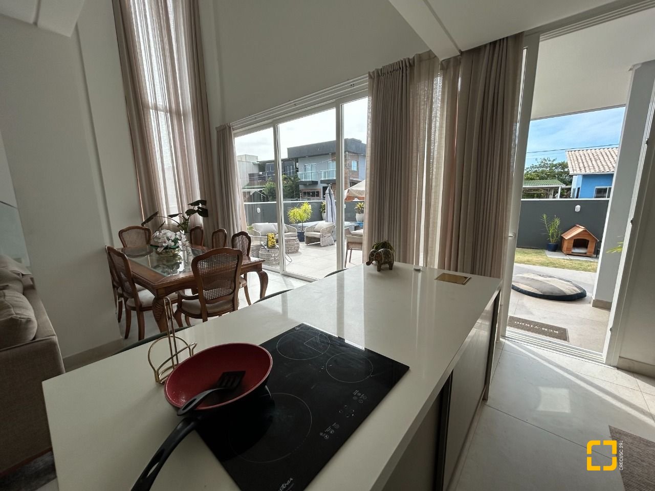 Casa com 278m², 7 quartos (sendo 2 suítes), 4 garagens, no bairro Campeche em Florianópolis