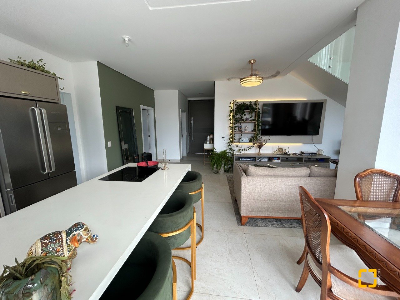 Casa com 278m², 7 quartos (sendo 2 suítes), 4 garagens, no bairro Campeche em Florianópolis