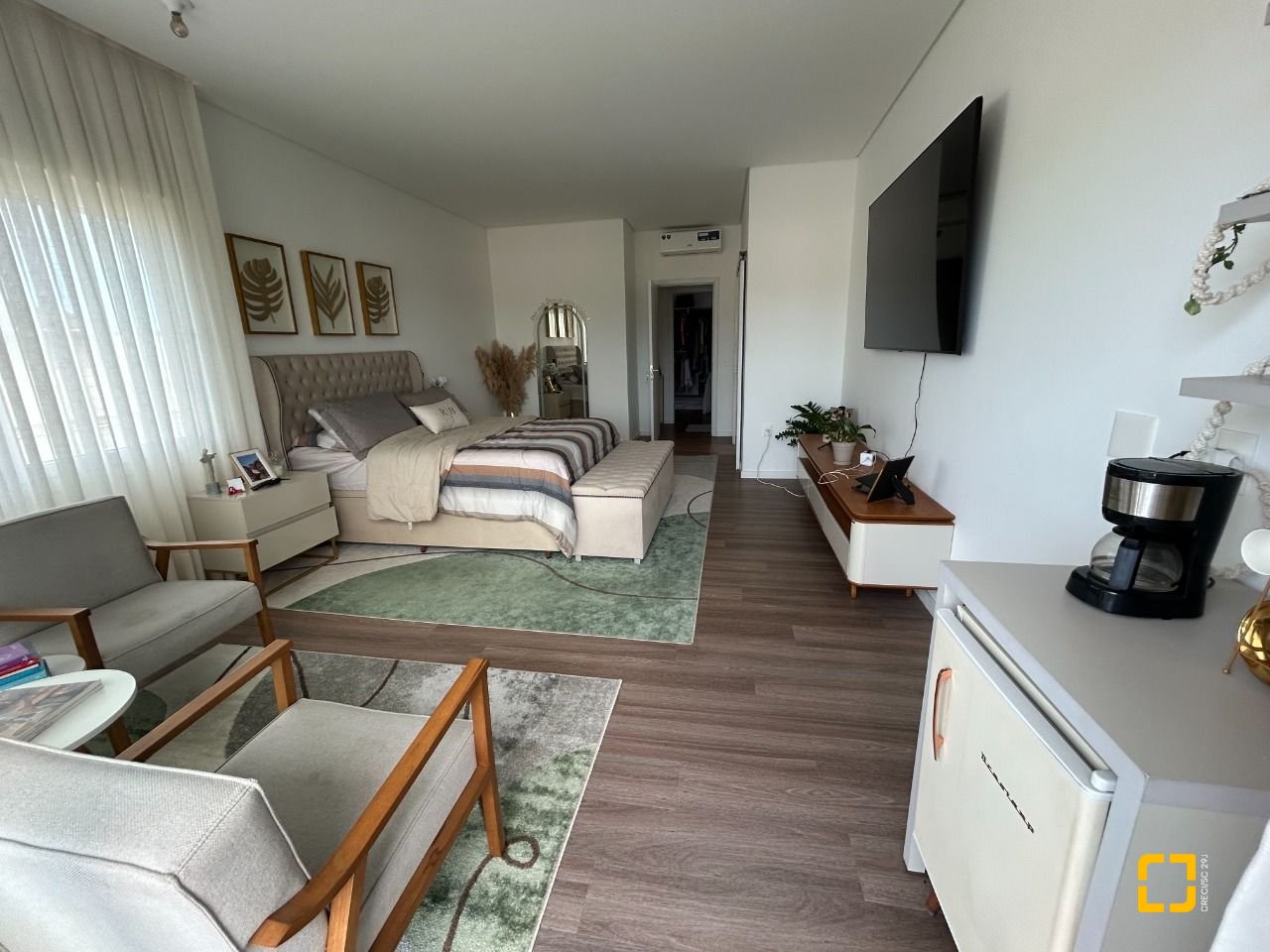 Casa com 278m², 7 quartos (sendo 2 suítes), 4 garagens, no bairro Campeche em Florianópolis