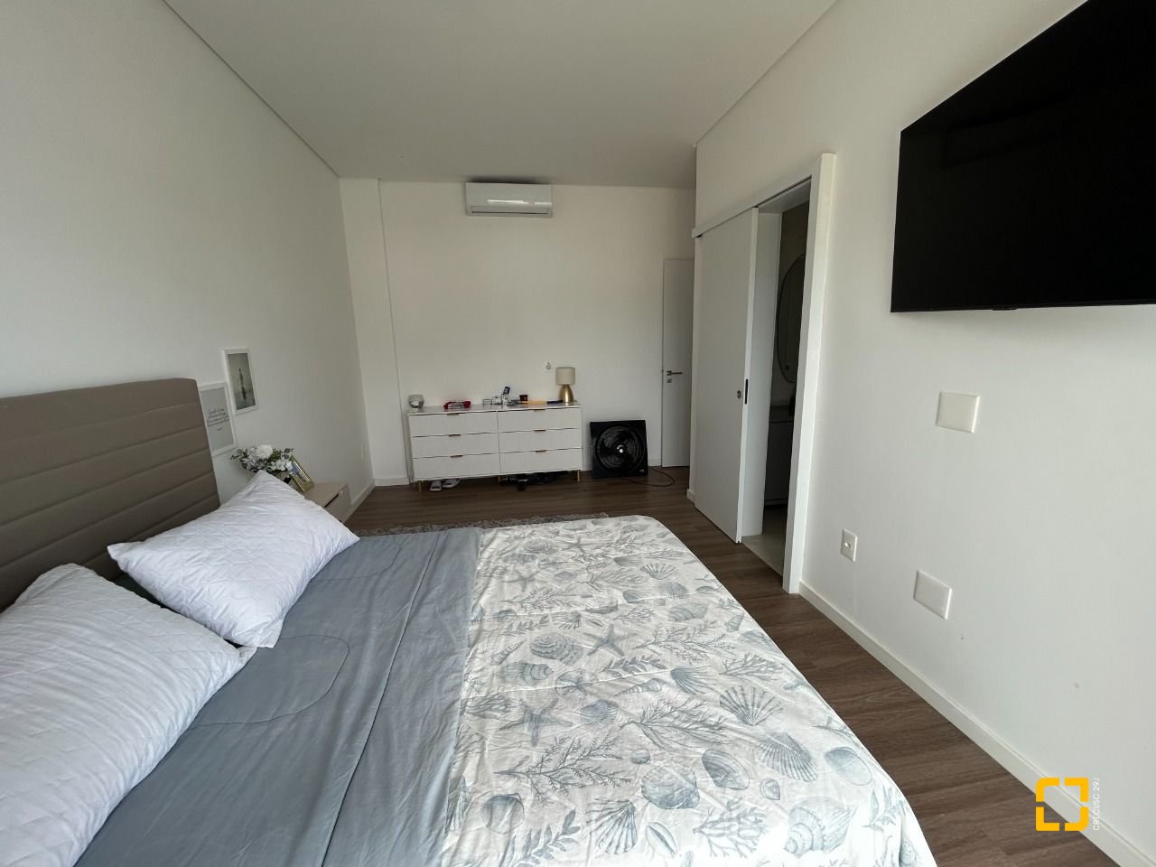 Casa com 278m², 7 quartos (sendo 2 suítes), 4 garagens, no bairro Campeche em Florianópolis