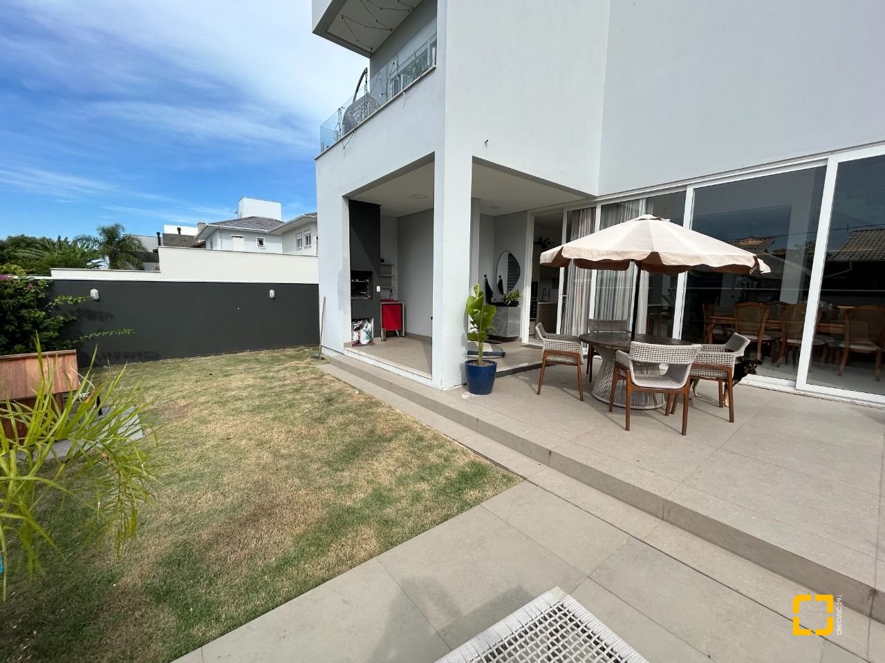 Casa com 278m², 7 quartos (sendo 2 suítes), 4 garagens, no bairro Campeche em Florianópolis