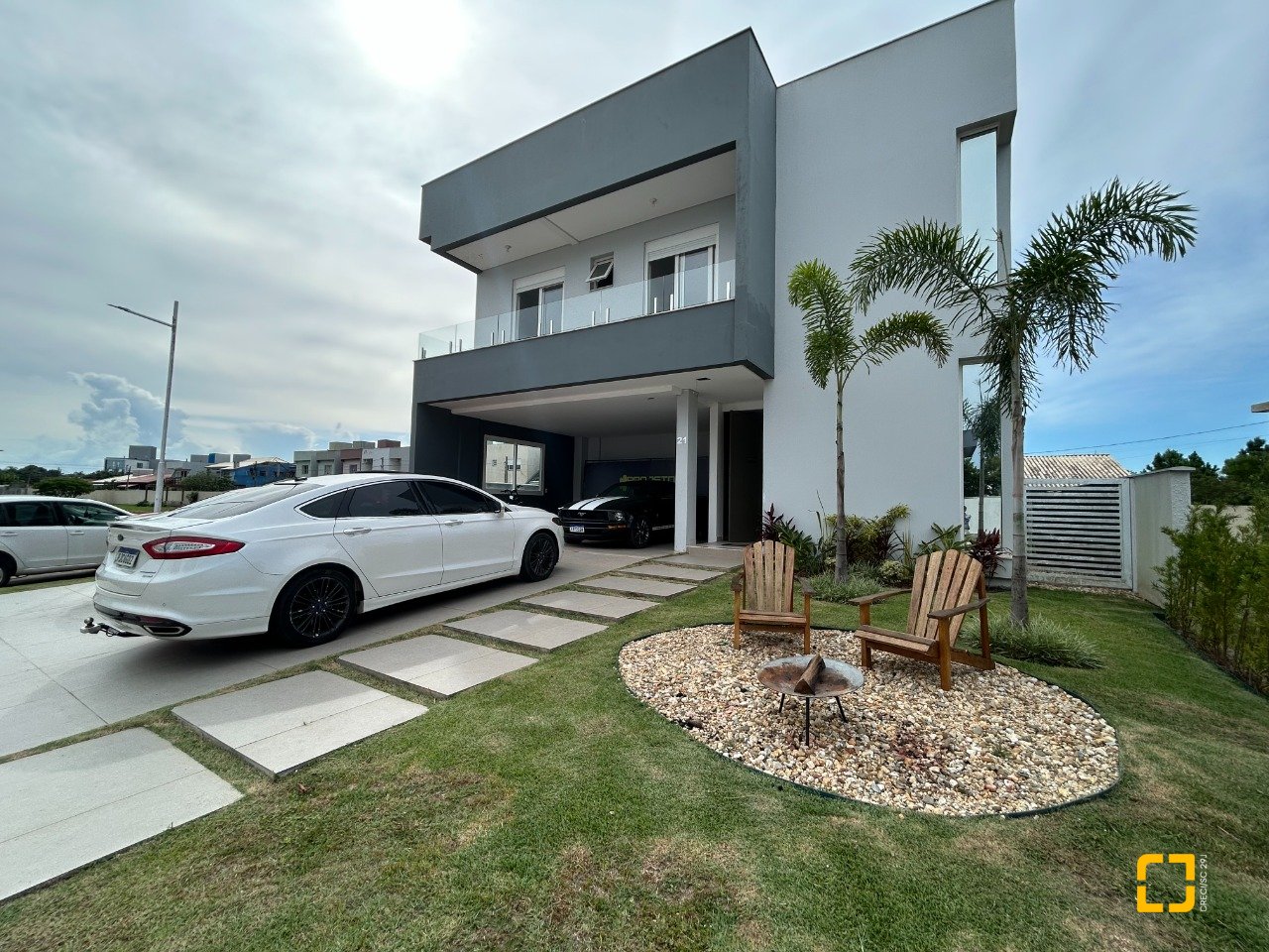 Casa com 278m², 7 quartos (sendo 2 suítes), 4 garagens, no bairro Campeche em Florianópolis