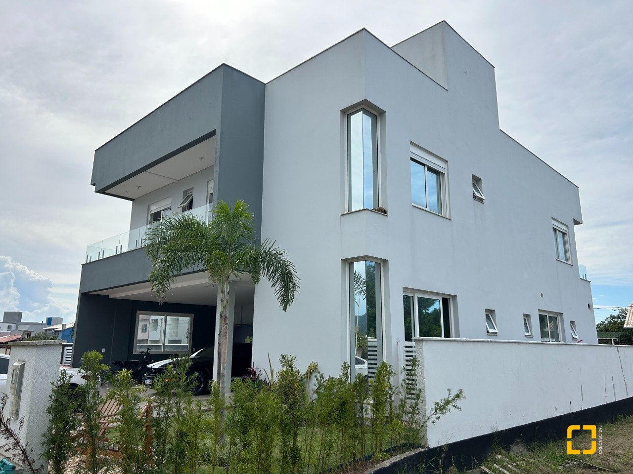Casa com 278m², 7 quartos (sendo 2 suítes), 4 garagens, no bairro Campeche em Florianópolis