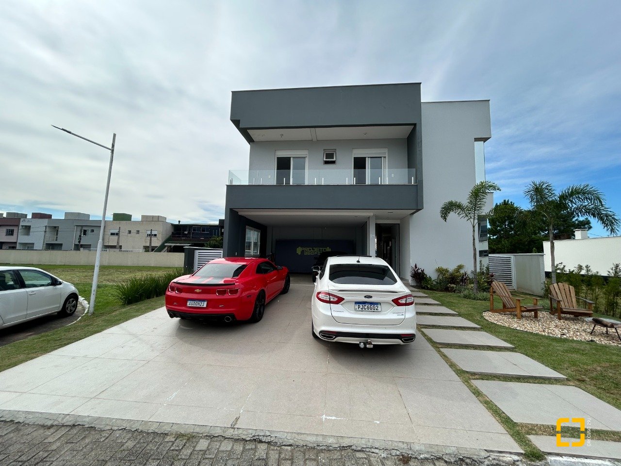 Casa com 278m², 7 quartos (sendo 2 suítes), 4 garagens, no bairro Campeche em Florianópolis