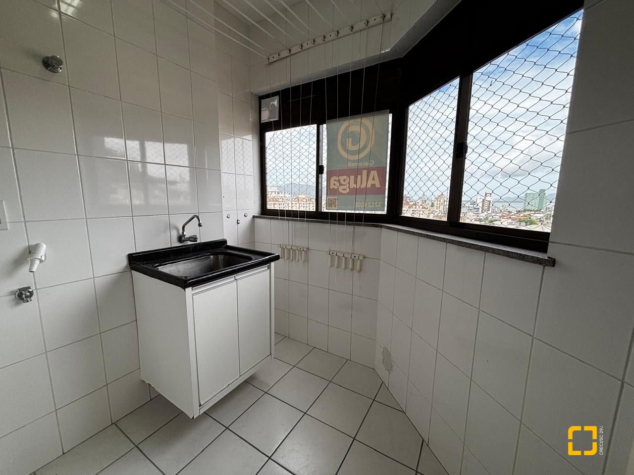 Apartamento com 85m², 4 quartos (sendo 1 suíte), 2 garagens, no bairro Coqueiros em Florianópolis
