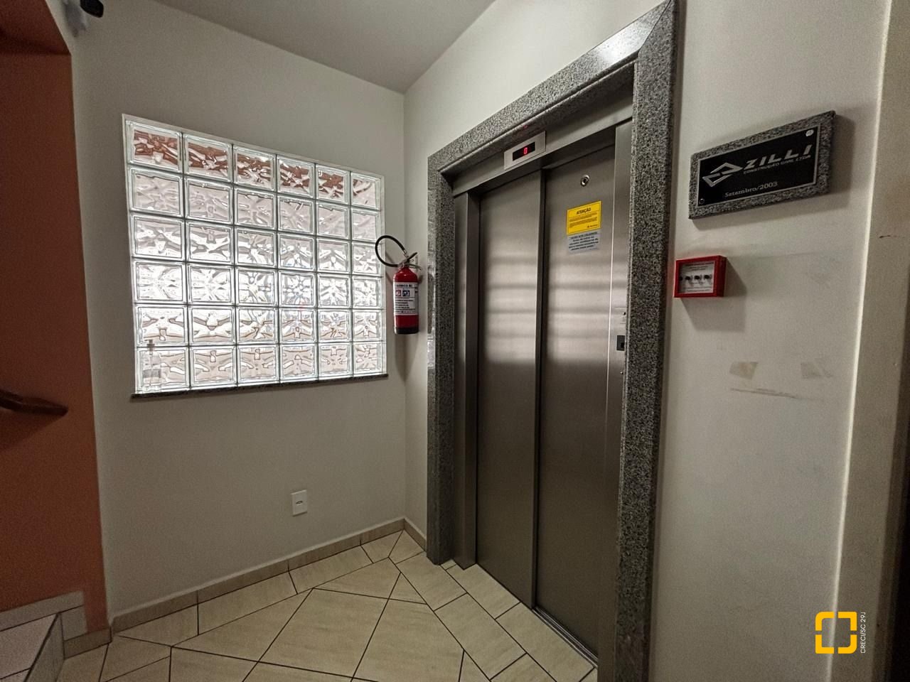 Apartamento com 85m², 4 quartos (sendo 1 suíte), 2 garagens, no bairro Coqueiros em Florianópolis