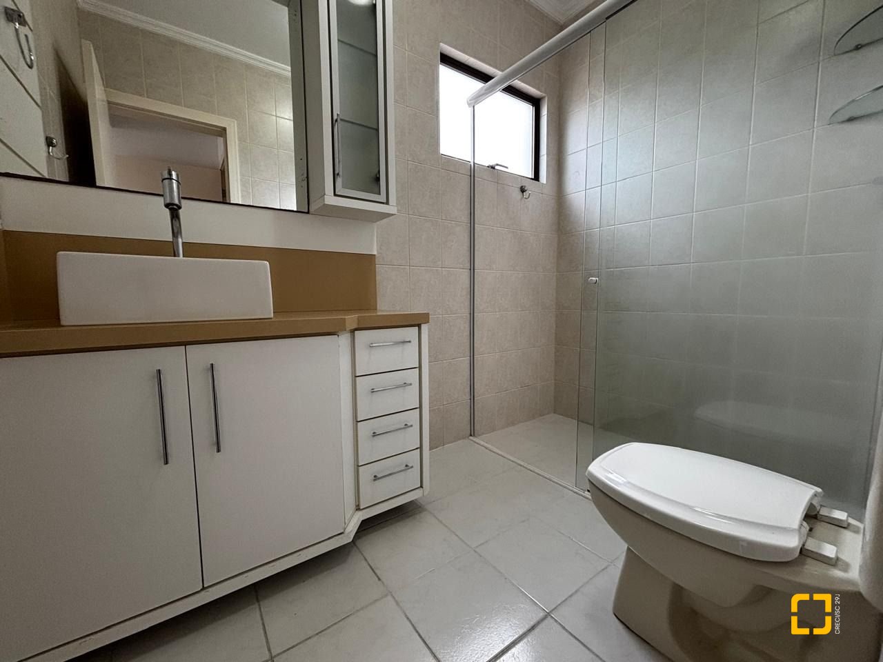 Apartamento com 85m², 4 quartos (sendo 1 suíte), 2 garagens, no bairro Coqueiros em Florianópolis