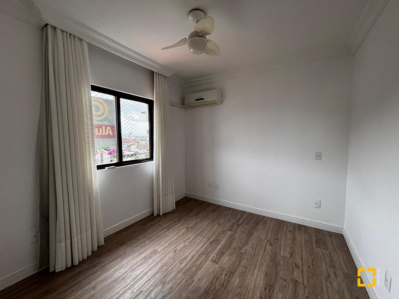 Apartamento com 85m², 4 quartos (sendo 1 suíte), 2 garagens, no bairro Coqueiros em Florianópolis