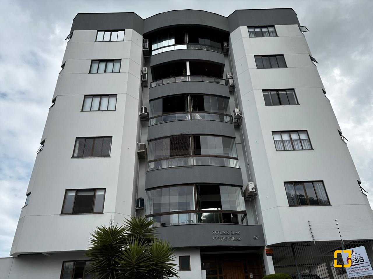 Apartamento com 85m², 4 quartos (sendo 1 suíte), 2 garagens, no bairro Coqueiros em Florianópolis