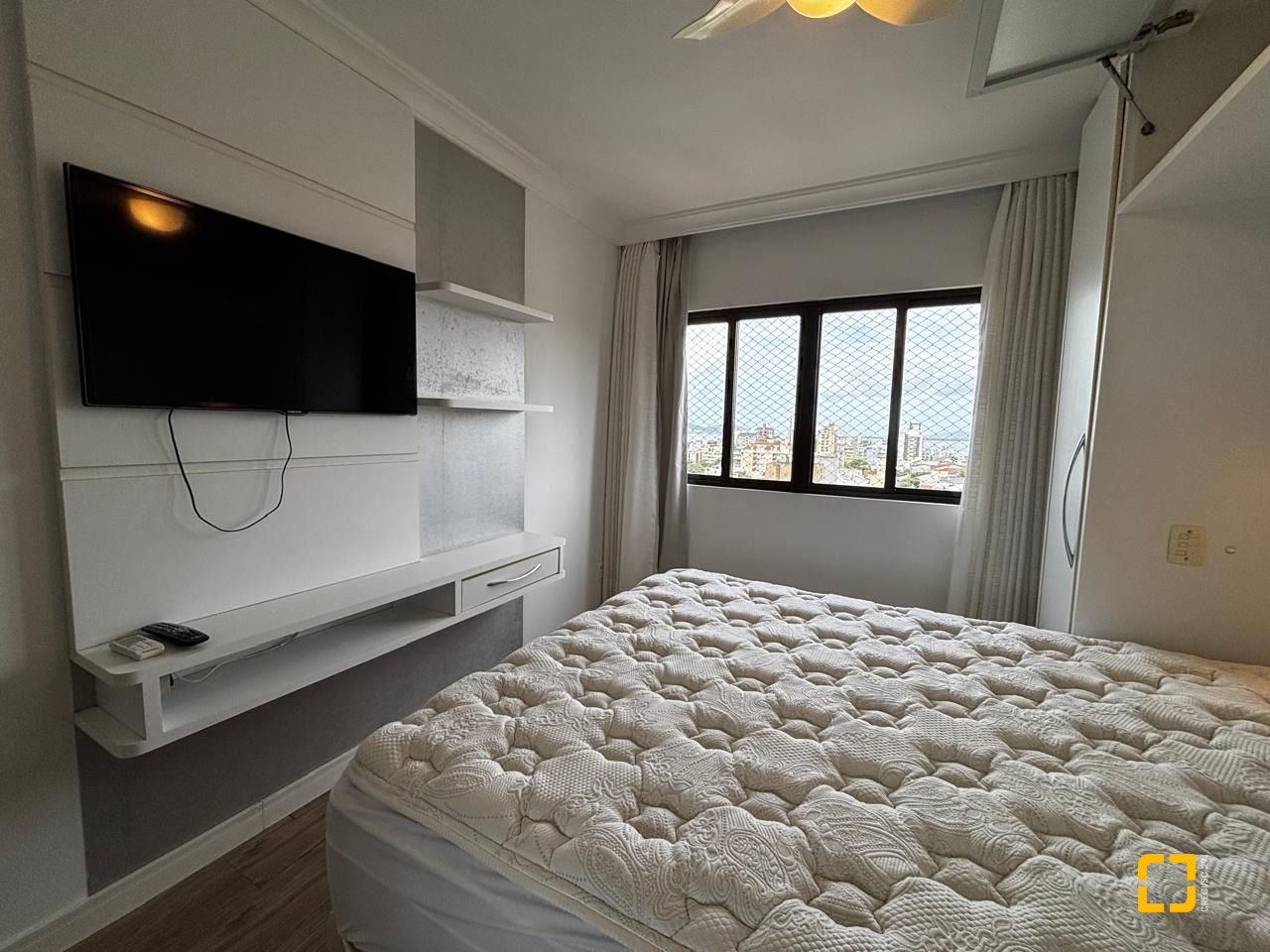 Apartamento com 85m², 4 quartos (sendo 1 suíte), 2 garagens, no bairro Coqueiros em Florianópolis