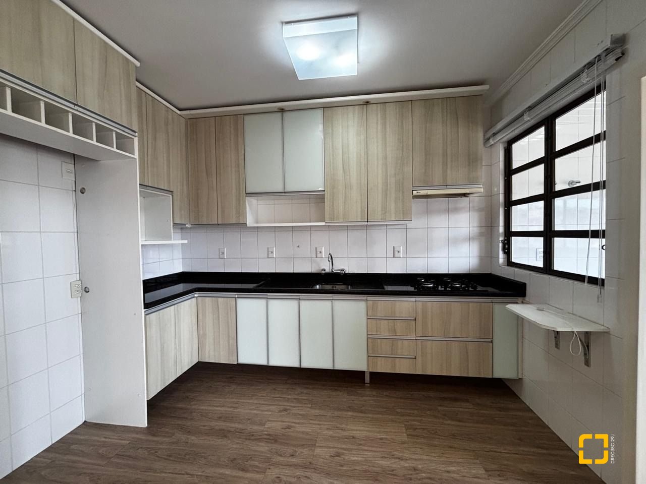 Apartamento com 85m², 4 quartos (sendo 1 suíte), 2 garagens, no bairro Coqueiros em Florianópolis