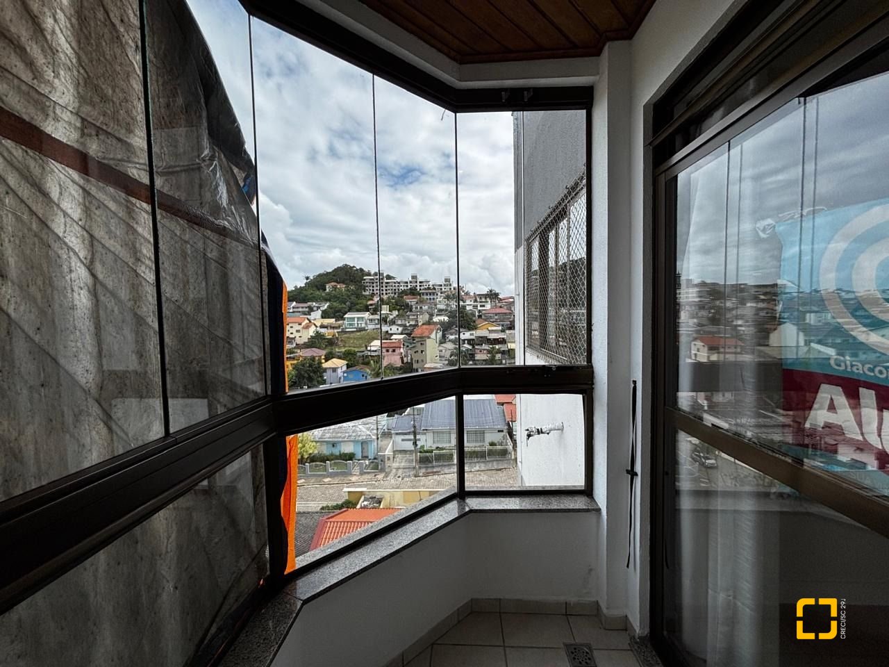 Apartamento com 85m², 4 quartos (sendo 1 suíte), 2 garagens, no bairro Coqueiros em Florianópolis