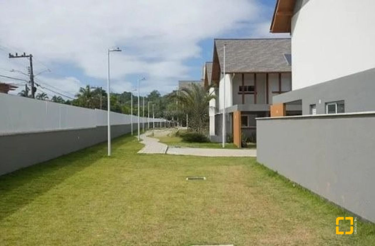 Casa de Condomínio com 117m², 4 quartos (sendo 1 suíte), 2 garagens, no bairro Lagoa da Conceição em Florianópolis