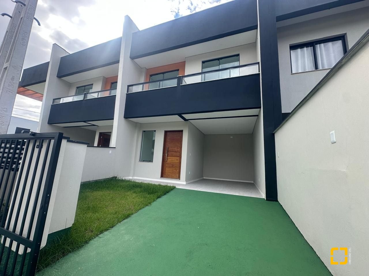 Casa com 102m², 3 quartos (sendo 2 suítes), 2 garagens, no bairro Forquilhas em São José