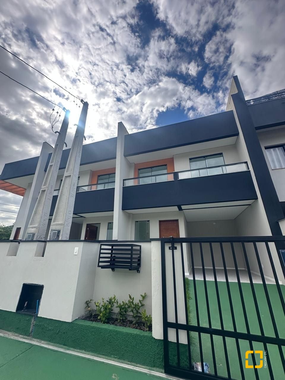 Casa com 102m², 3 quartos (sendo 2 suítes), 2 garagens, no bairro Forquilhas em São José