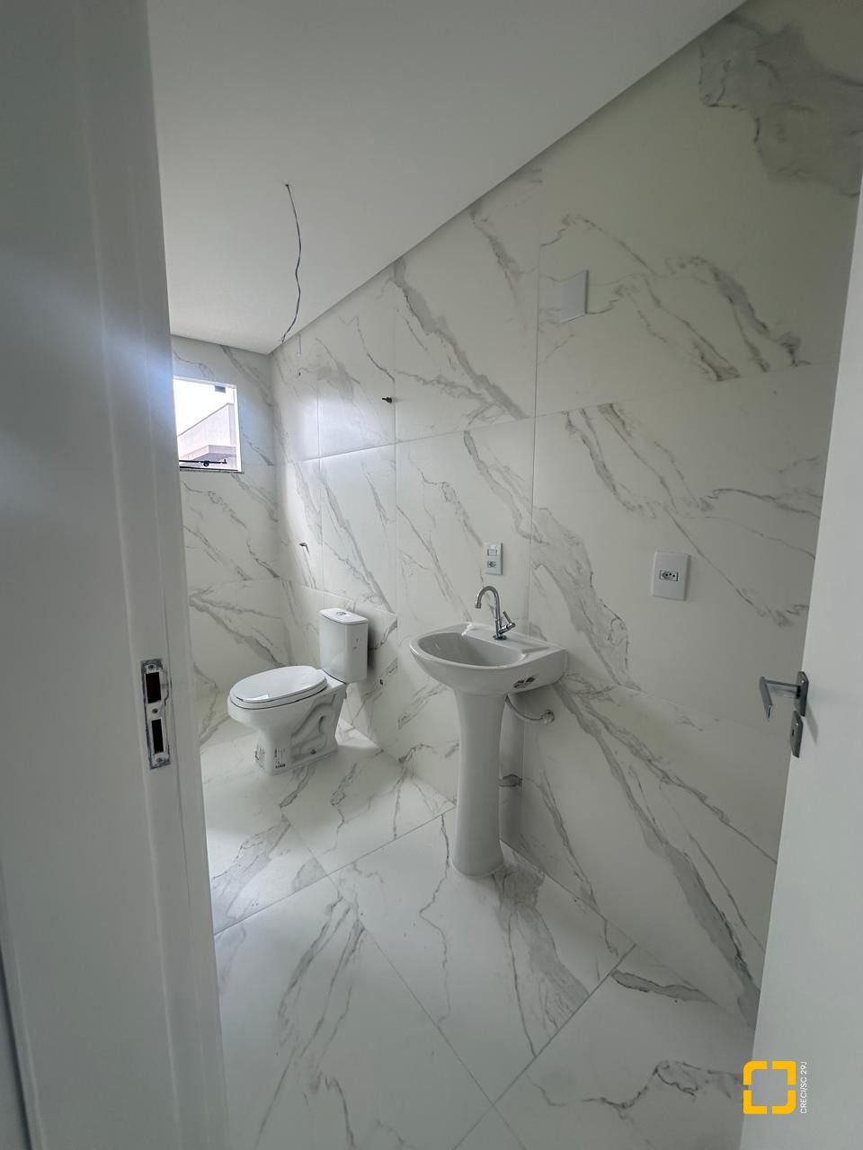 Casa com 102m², 3 quartos (sendo 2 suítes), 2 garagens, no bairro Forquilhas em São José