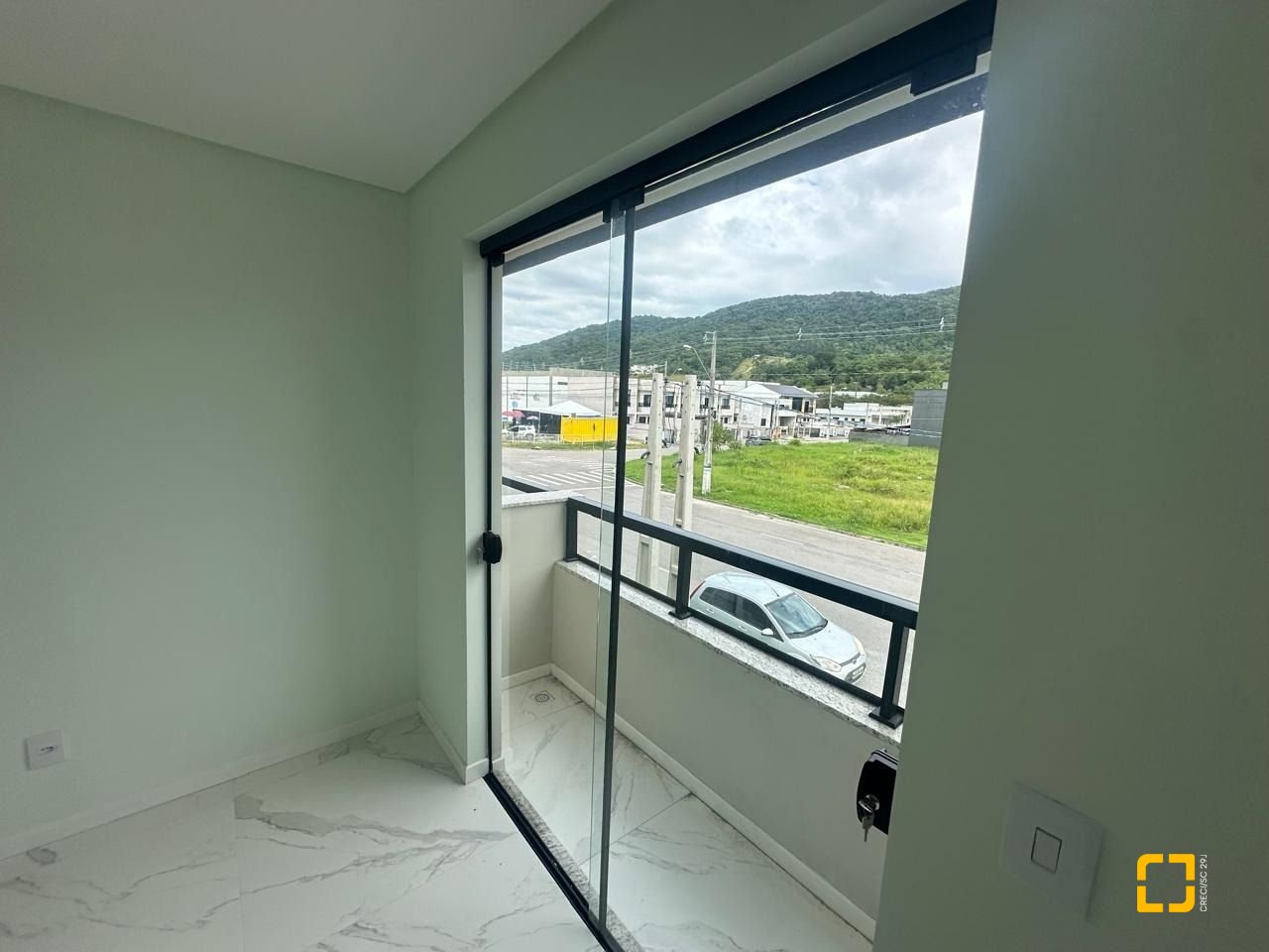 Casa com 102m², 3 quartos (sendo 2 suítes), 2 garagens, no bairro Forquilhas em São José