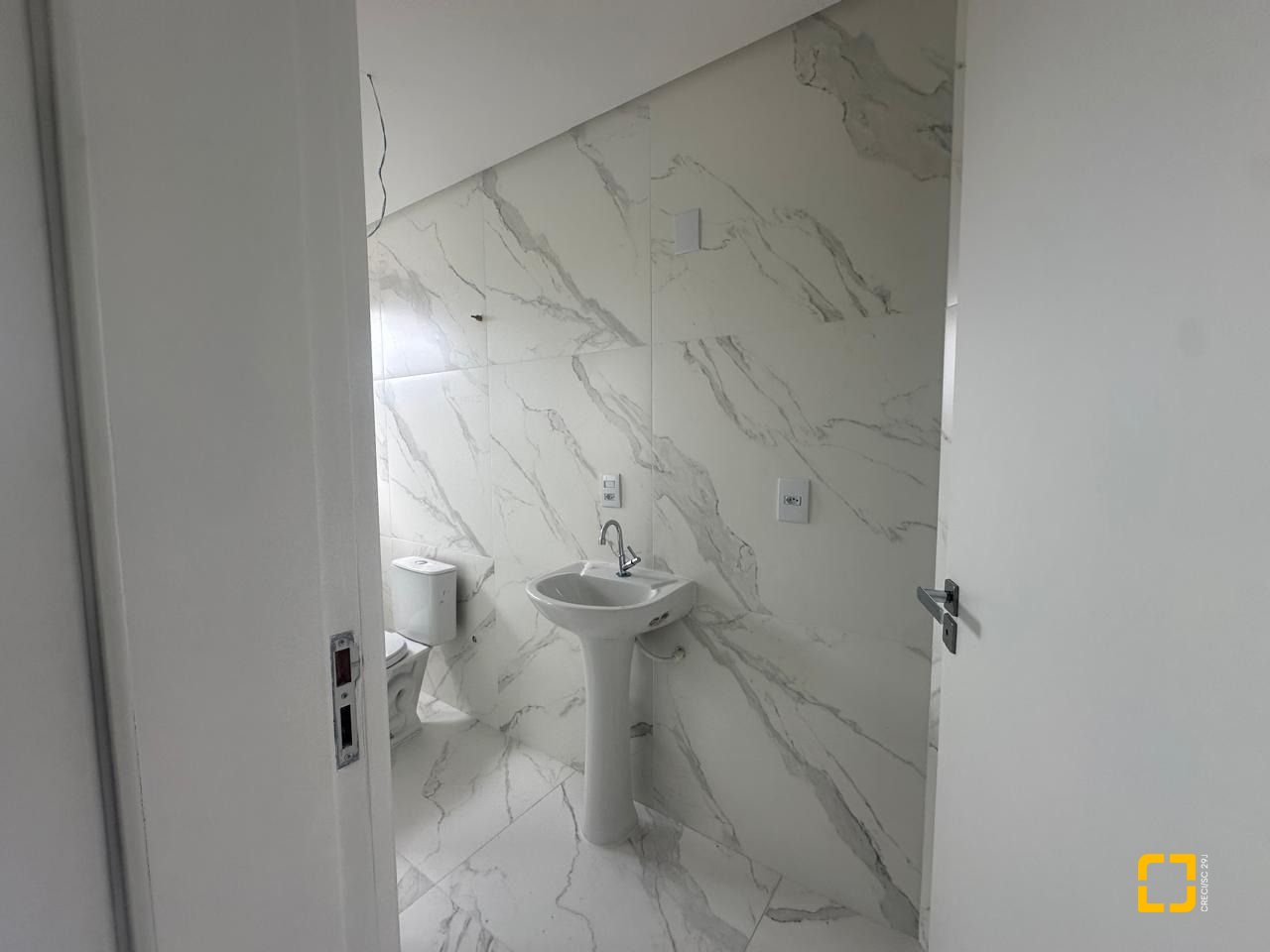 Casa com 102m², 3 quartos (sendo 2 suítes), 2 garagens, no bairro Forquilhas em São José